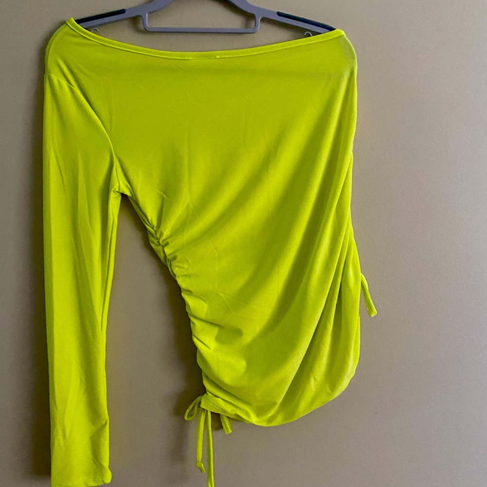 Livi NWT size M one shoulder runched side top in citron.